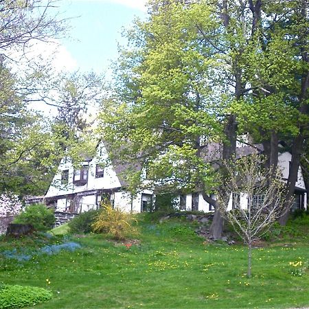 Whistler'S Inn Lenox Bagian luar foto