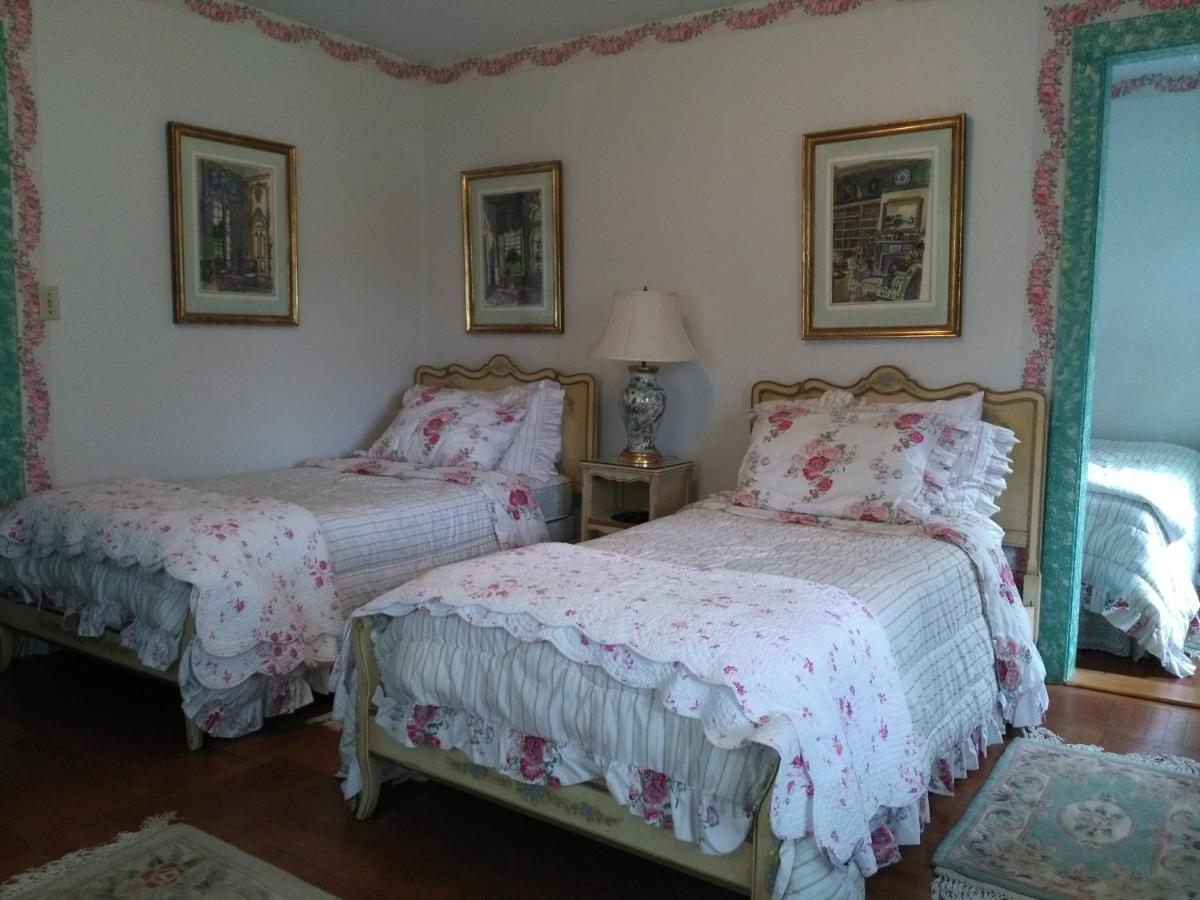 Whistler'S Inn Lenox Bagian luar foto