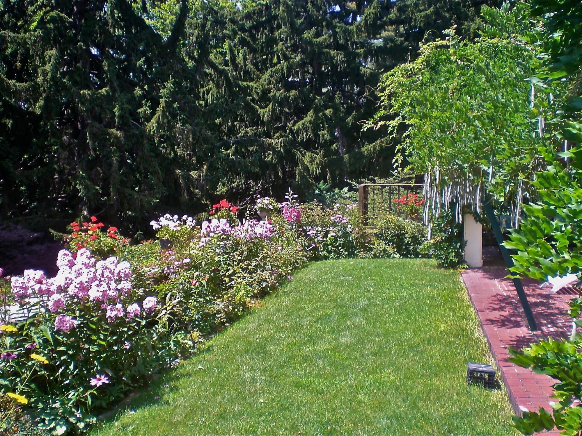 Whistler'S Inn Lenox Bagian luar foto