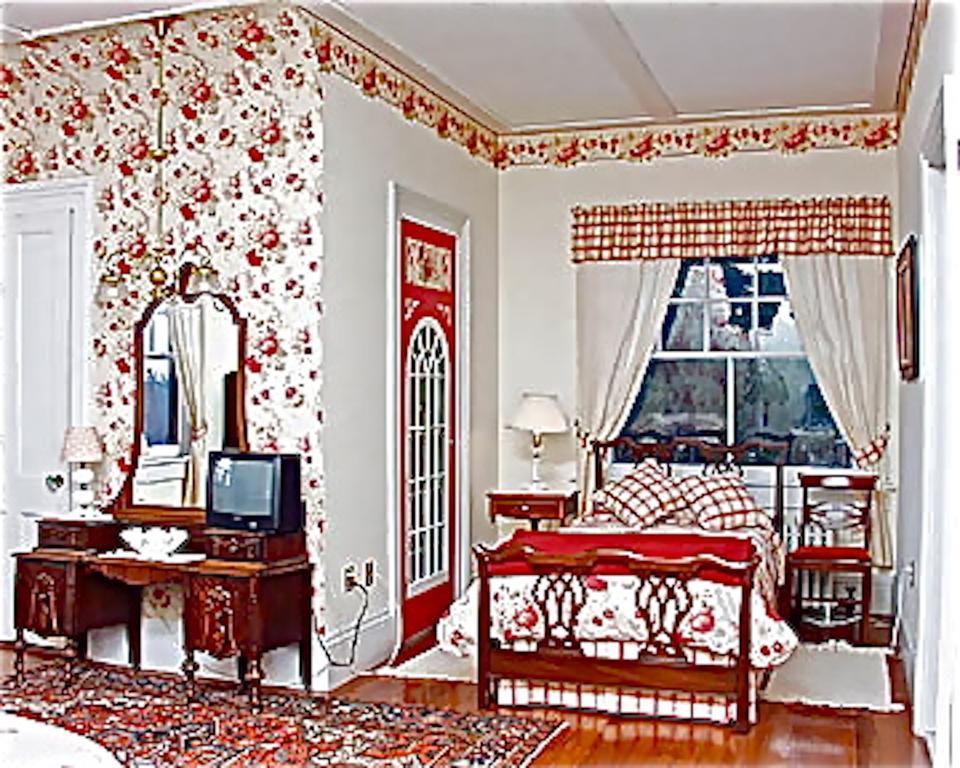 Whistler'S Inn Lenox Bagian luar foto