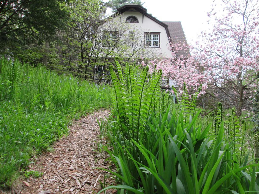 Whistler'S Inn Lenox Bagian luar foto