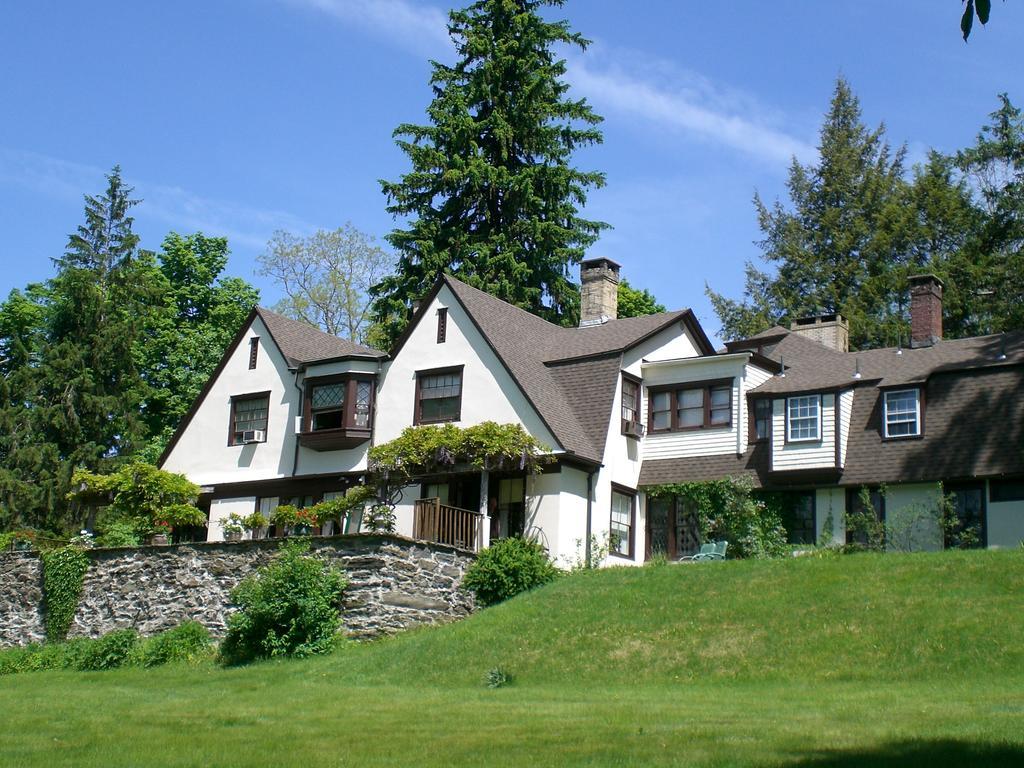 Whistler'S Inn Lenox Bagian luar foto