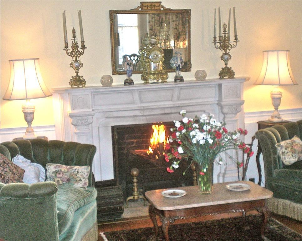 Whistler'S Inn Lenox Bagian luar foto