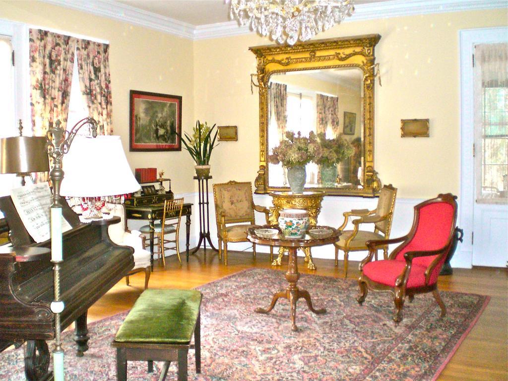 Whistler'S Inn Lenox Bagian luar foto