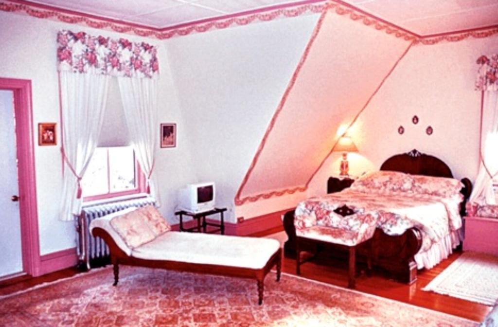 Whistler'S Inn Lenox Bagian luar foto