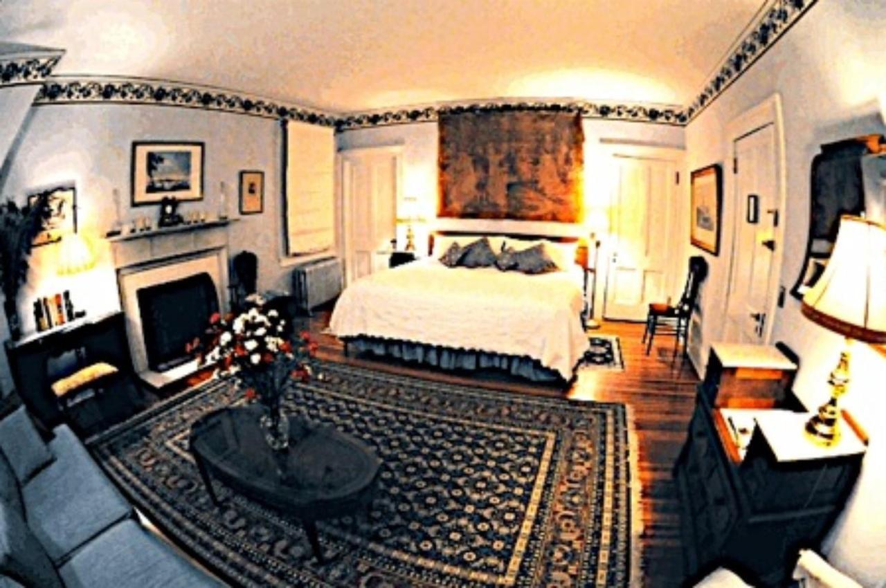 Whistler'S Inn Lenox Bagian luar foto